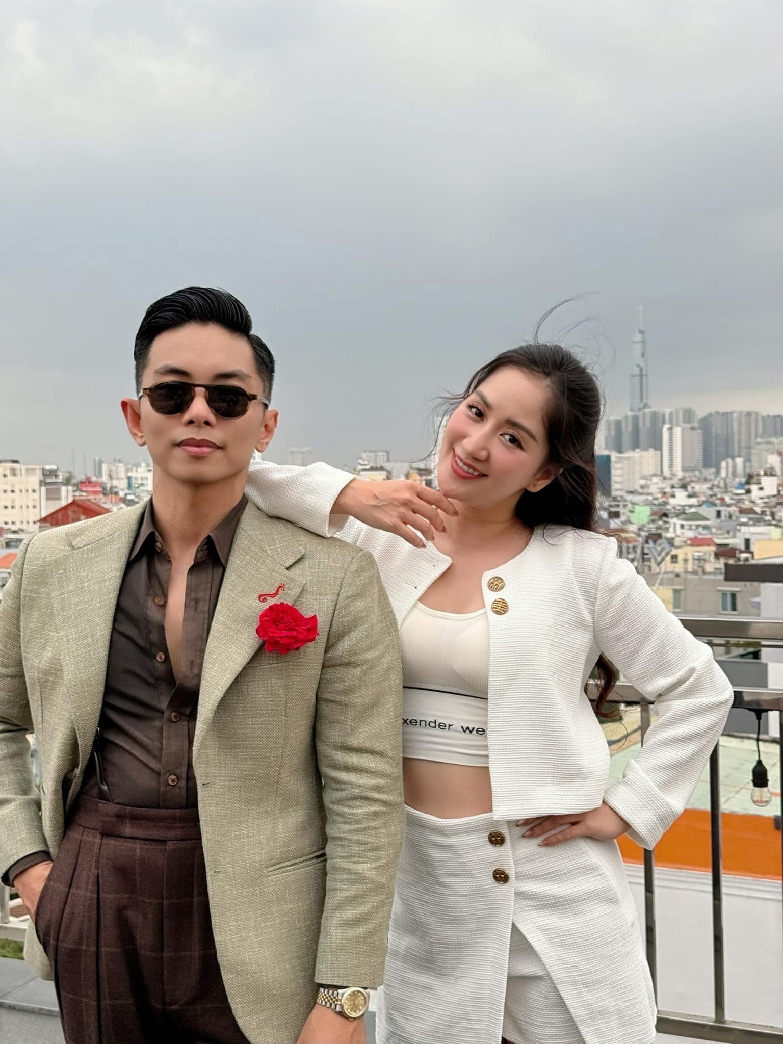 Nghệ sĩ x&acirc;y biệt thự 6 tầng, trăm tỷ đồng ngay mặt đường Ho&agrave;ng Hoa Th&aacute;m, cưới một viện trưởng- Ảnh 2.