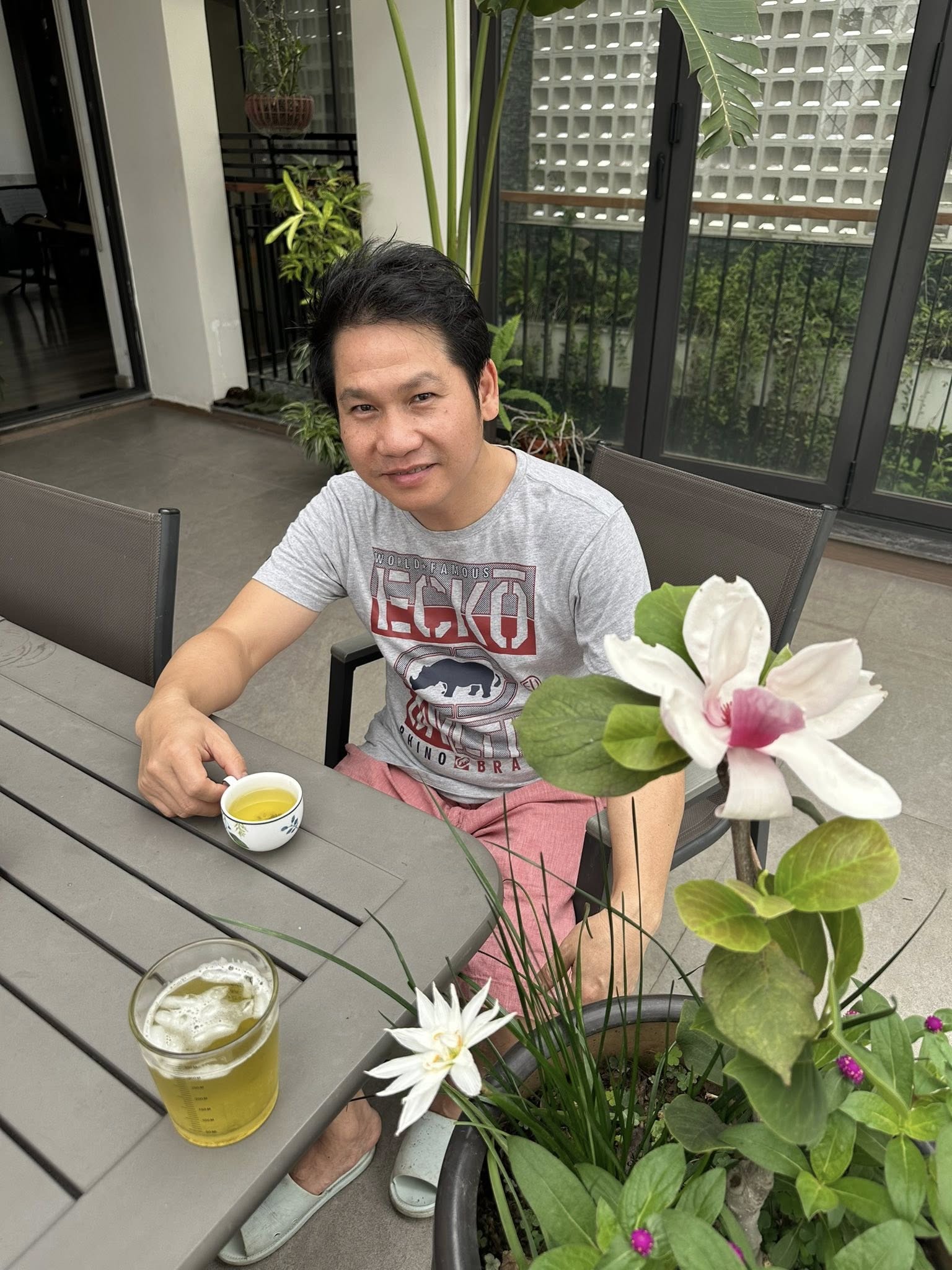"&Ocirc;ng ho&agrave;ng nhạc đỏ" cưới vợ vừa đẹp vừa giỏi, vui th&uacute; điền vi&ecirc;n trong biệt thự 4000m2 ở H&agrave; Nội- Ảnh 2.