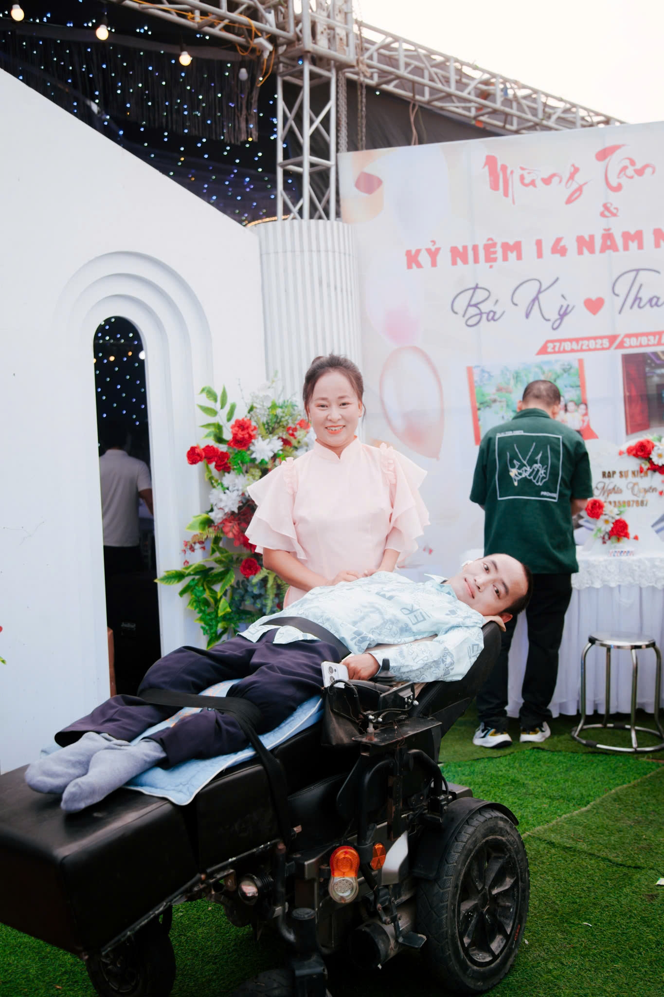 Người đ&agrave;n &ocirc;ng liệt to&agrave;n th&acirc;n ở Nghệ An lấy vợ, sinh 3 con mới hết bị gi&egrave;m pha, x&acirc;y dựng cơ ngơi chục tỷ- Ảnh 3.