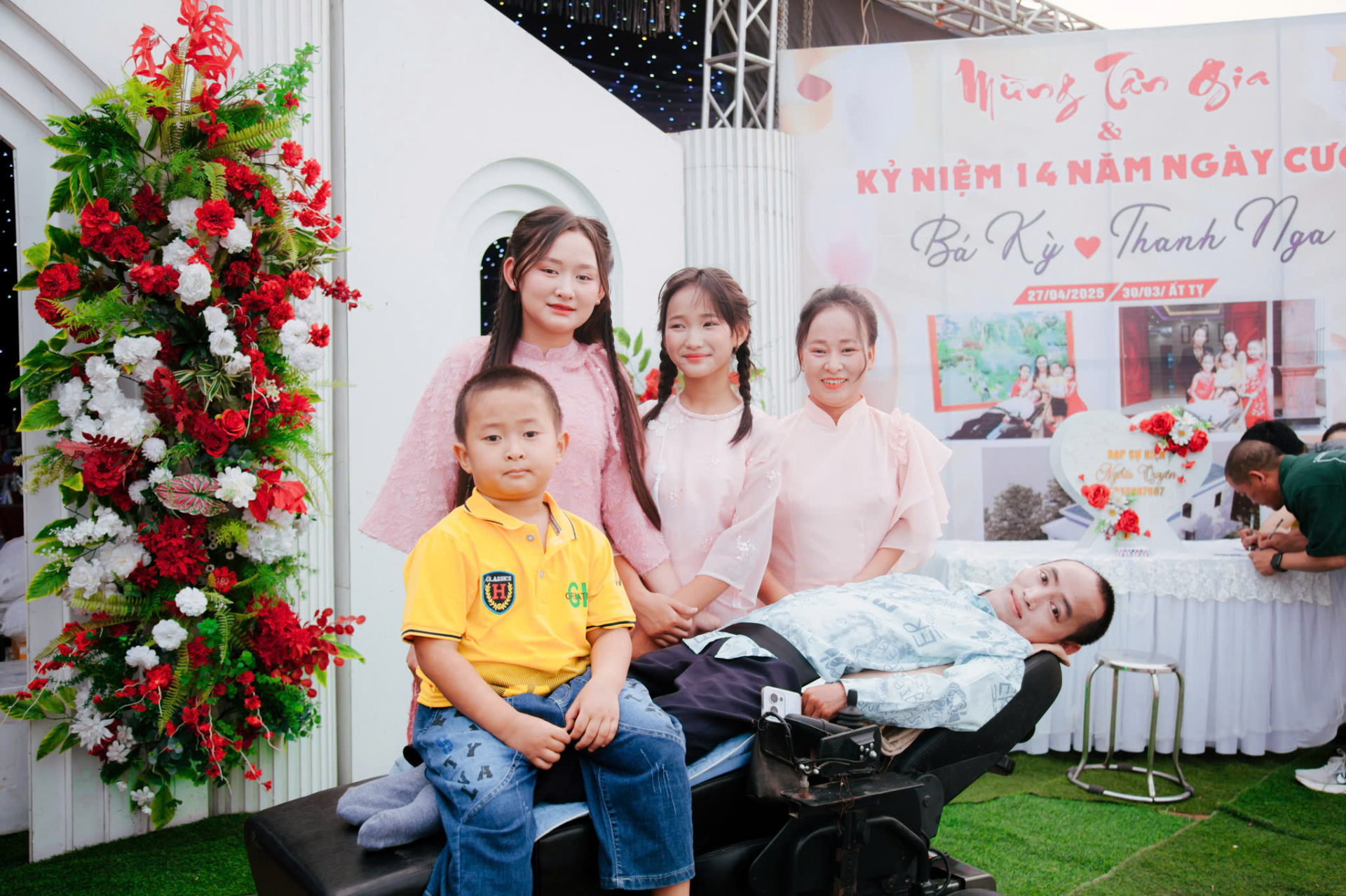 Người đ&agrave;n &ocirc;ng liệt to&agrave;n th&acirc;n ở Nghệ An lấy vợ, sinh 3 con mới hết bị gi&egrave;m pha, x&acirc;y dựng cơ ngơi chục tỷ- Ảnh 6.