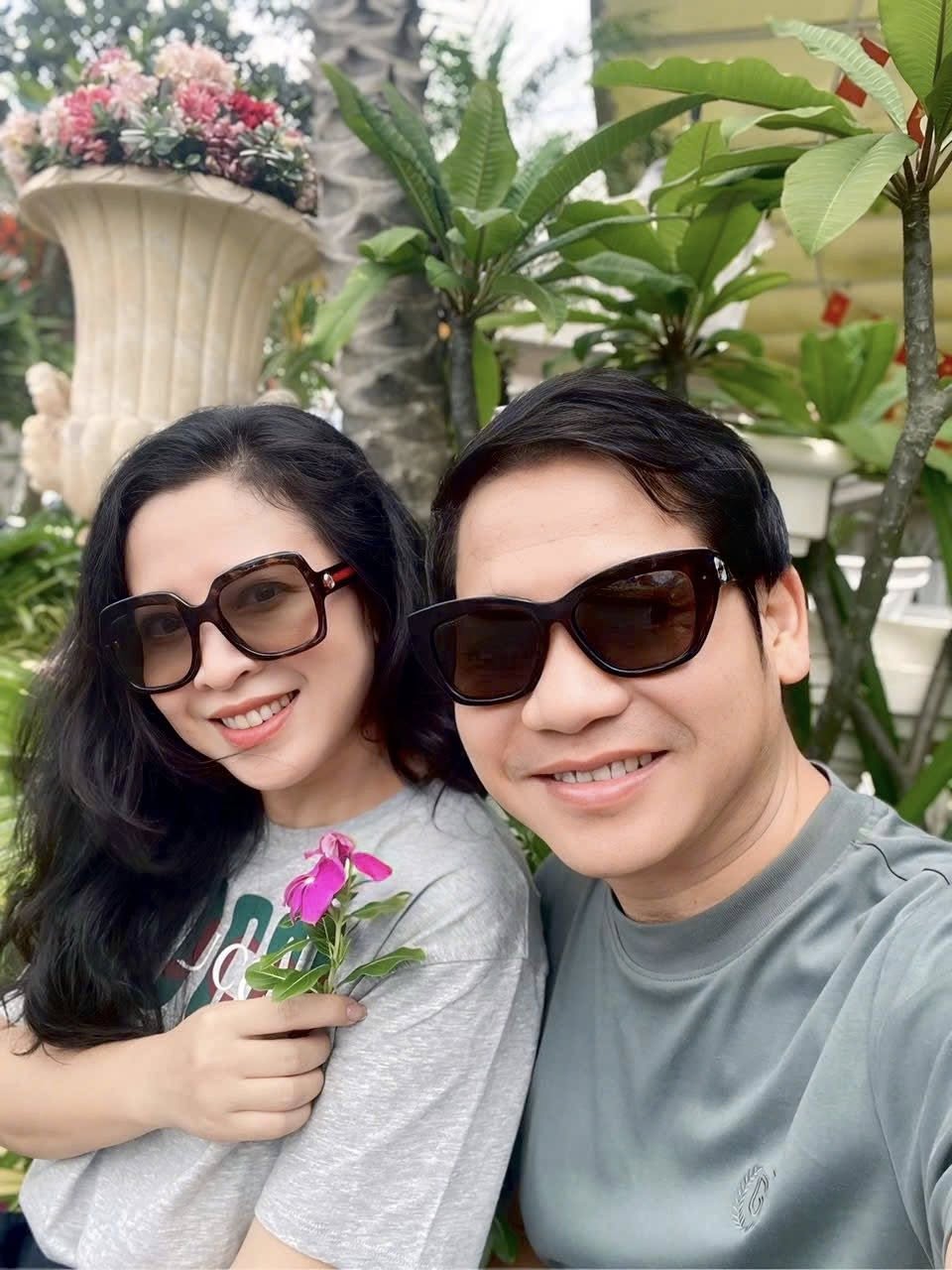 "&Ocirc;ng ho&agrave;ng nhạc đỏ" cưới vợ vừa đẹp vừa giỏi, vui th&uacute; điền vi&ecirc;n trong biệt thự 4000m2 ở H&agrave; Nội- Ảnh 4.