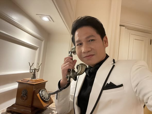 "&Ocirc;ng ho&agrave;ng nhạc đỏ" cưới vợ vừa đẹp vừa giỏi, vui th&uacute; điền vi&ecirc;n trong biệt thự 4000m2 ở H&agrave; Nội- Ảnh 1.