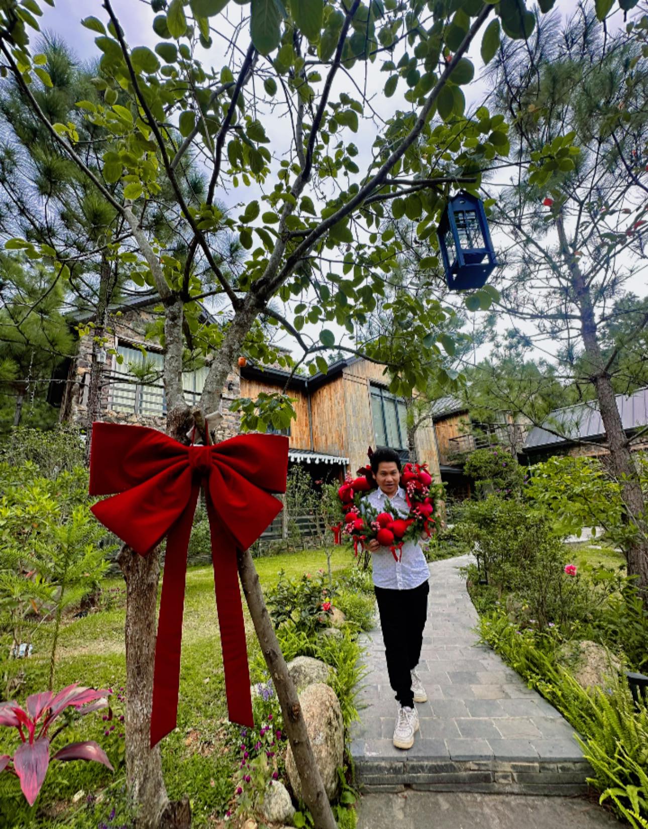 "&Ocirc;ng ho&agrave;ng nhạc đỏ" cưới vợ vừa đẹp vừa giỏi, vui th&uacute; điền vi&ecirc;n trong biệt thự 4000m2 ở H&agrave; Nội- Ảnh 9.