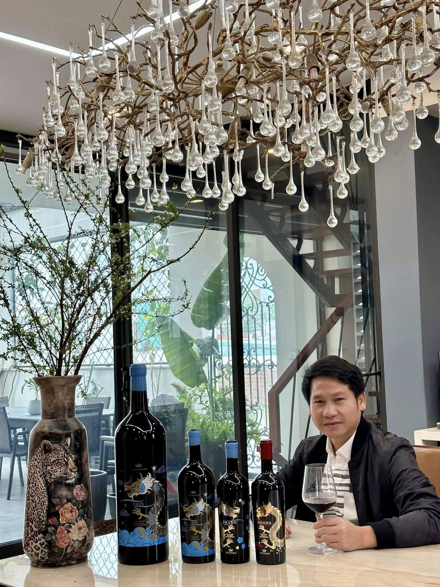 "&Ocirc;ng ho&agrave;ng nhạc đỏ" cưới vợ vừa đẹp vừa giỏi, vui th&uacute; điền vi&ecirc;n trong biệt thự 4000m2 ở H&agrave; Nội- Ảnh 3.