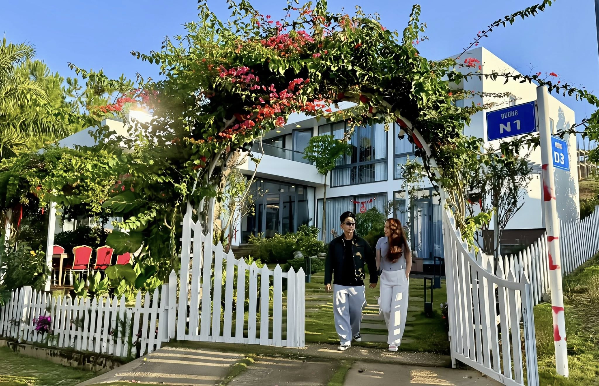 Nghệ sĩ x&acirc;y biệt thự 6 tầng, trăm tỷ đồng ngay mặt đường Ho&agrave;ng Hoa Th&aacute;m, cưới một viện trưởng- Ảnh 9.