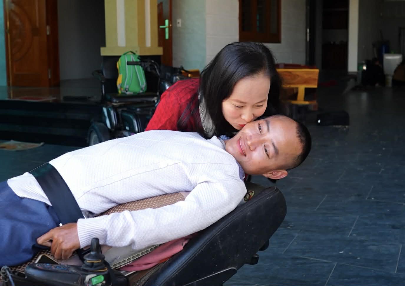 Người đ&agrave;n &ocirc;ng liệt to&agrave;n th&acirc;n ở Nghệ An lấy vợ, sinh 3 con mới hết bị gi&egrave;m pha, x&acirc;y dựng cơ ngơi chục tỷ- Ảnh 4.