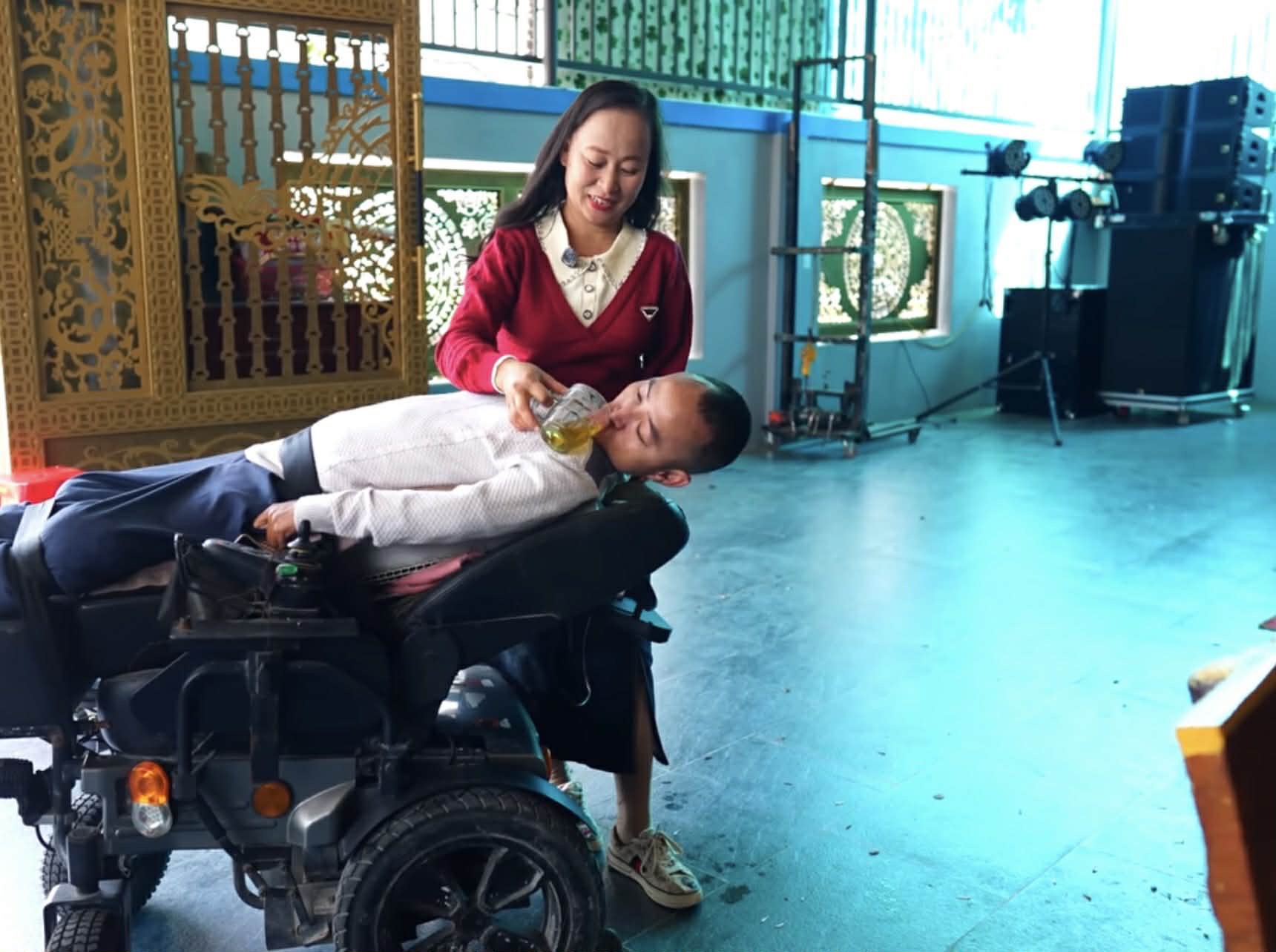 Người đ&agrave;n &ocirc;ng liệt to&agrave;n th&acirc;n ở Nghệ An lấy vợ, sinh 3 con mới hết bị gi&egrave;m pha, x&acirc;y dựng cơ ngơi chục tỷ- Ảnh 5.