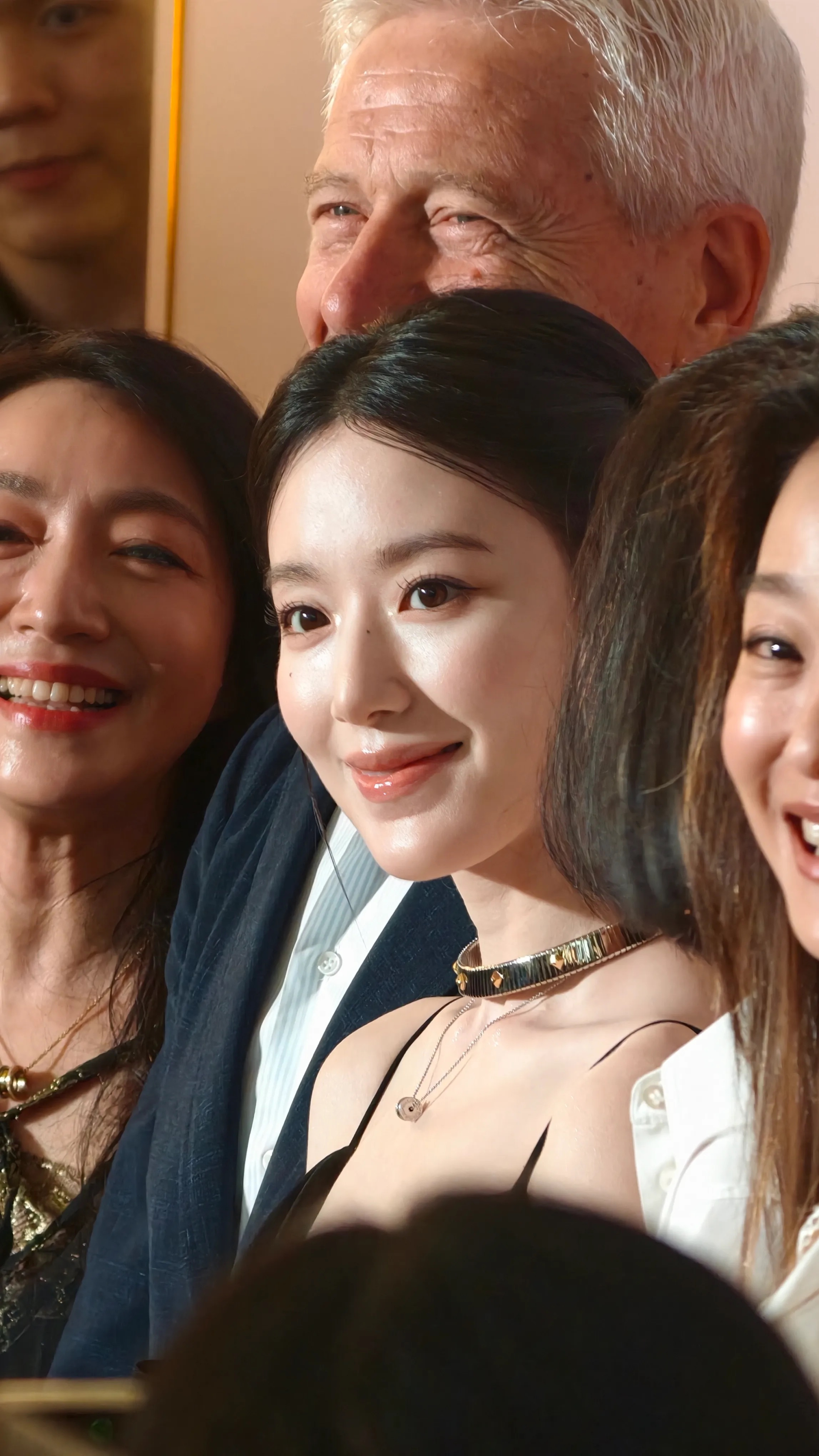 Mỹ nữ xấc xược nhất Kpop đi event đẹp tr&agrave;n m&agrave;n h&igrave;nh, eo mỏng d&iacute;nh chỉ hơn 1 gang tay- Ảnh 3.