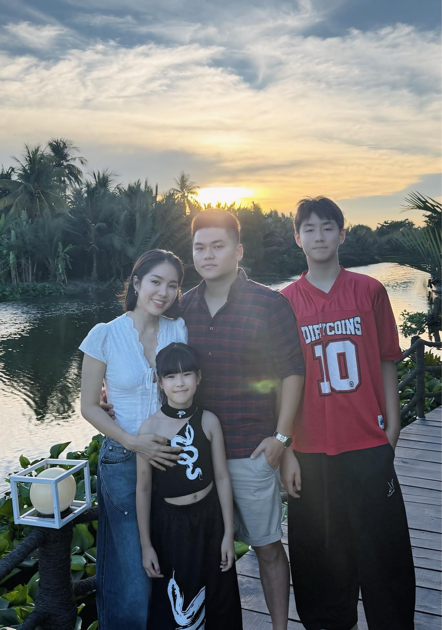 Khoe ảnh gia đ&igrave;nh đẹp như mơ dịp lễ, L&ecirc; Phương bỗng bị nhắc nhở, nhiều người đ&uacute;ng l&agrave; khắt khe qu&aacute; rồi!- Ảnh 1.