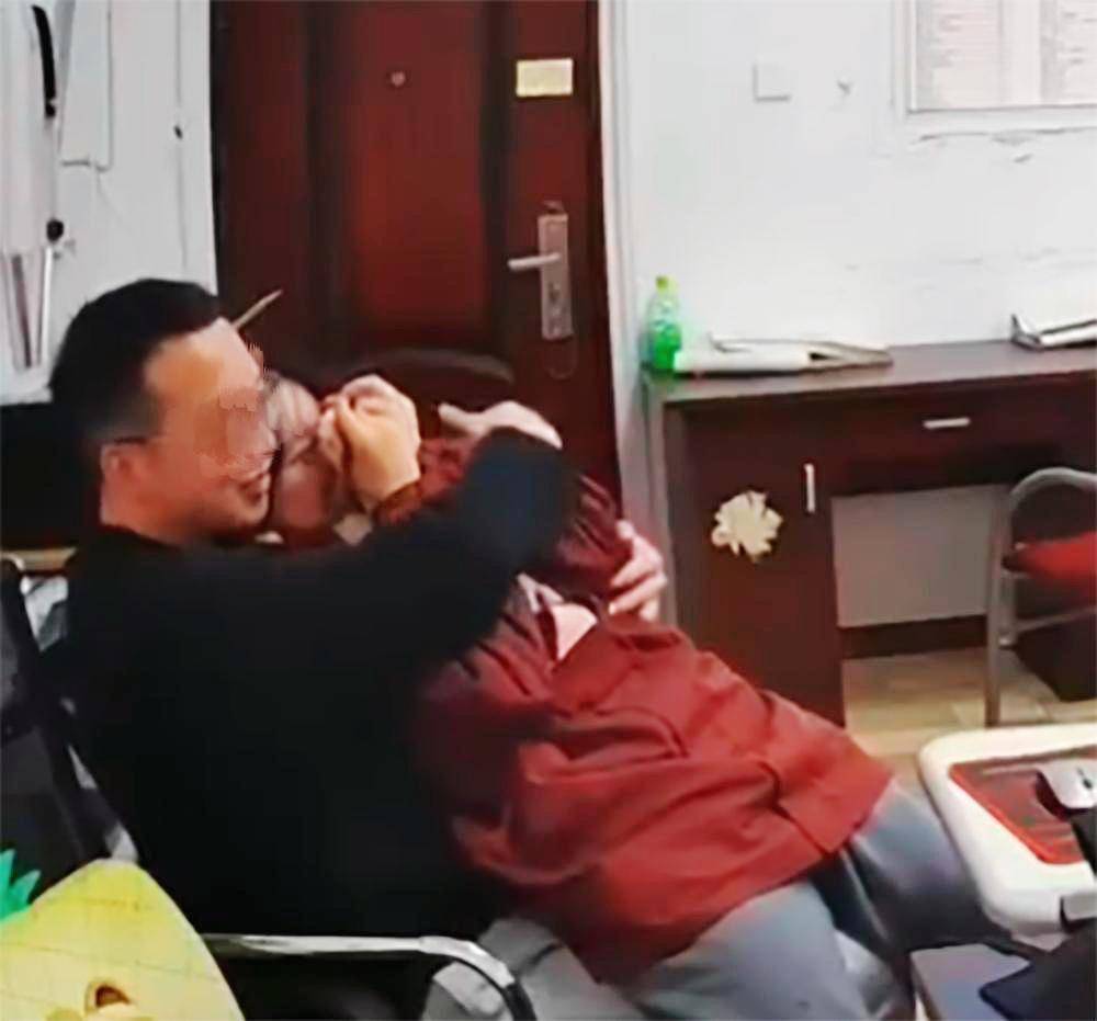 Vỏ bọc ho&agrave;n hảo của "thầy gi&aacute;o ưu t&uacute;" ở Trung Quốc tan vỡ sau clip 41 gi&acirc;y: Bi kịch đạo đức sau những tấm bằng khen- Ảnh 2.