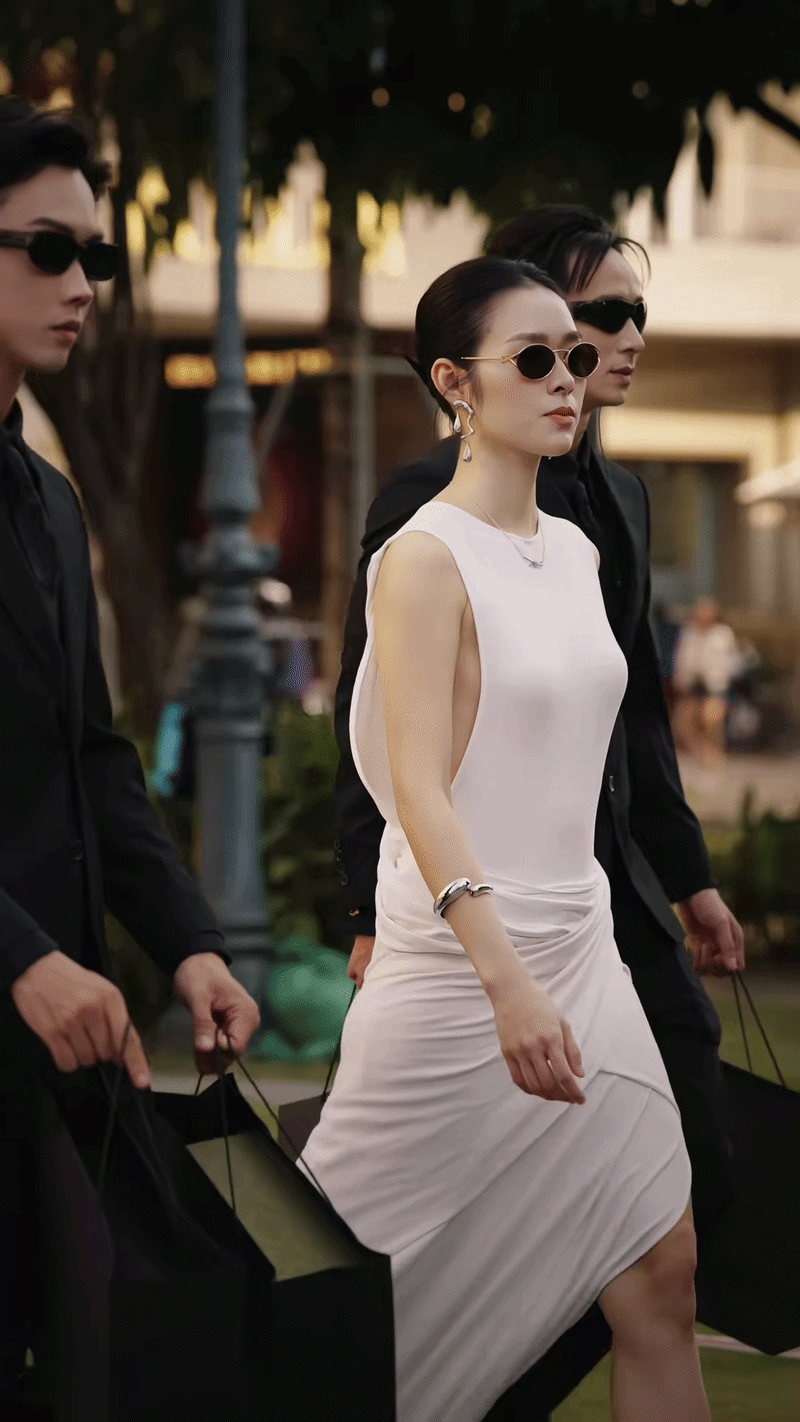 Việt Nam xuất hiện mỹ nh&acirc;n khiến 10 triệu người phải v&agrave;o xem gấp: Kh&aacute;ch T&acirc;y ngắm kh&ocirc;ng chớp mắt, Ngọc Trinh cũng phải d&egrave; chừng- Ảnh 1.