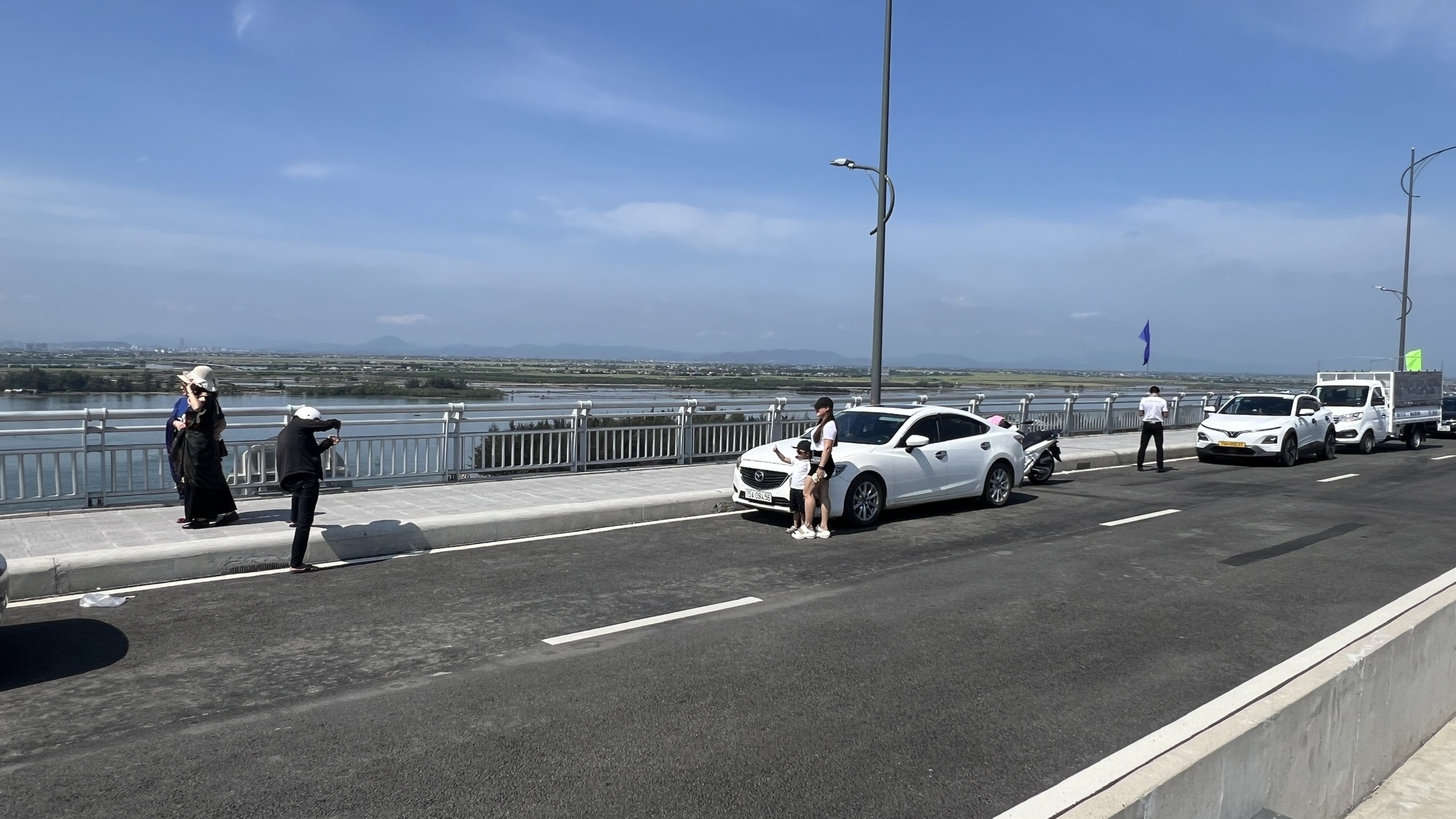 C&ocirc;ng an khuyến c&aacute;o dừng đỗ xe tr&ecirc;n cầu vượt cửa biển để đảm bảo an to&agrave;n giao th&ocirc;ng - Ảnh 4.