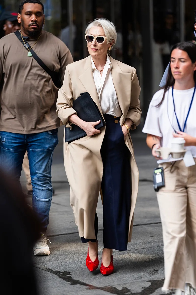 The Devil Wears Prada 2: 20 năm chờ đợi xứng đ&aacute;ng, Miranda vẫn l&agrave; cơn &aacute;c mộng lộng lẫy nhất m&agrave;n ảnh- Ảnh 8.