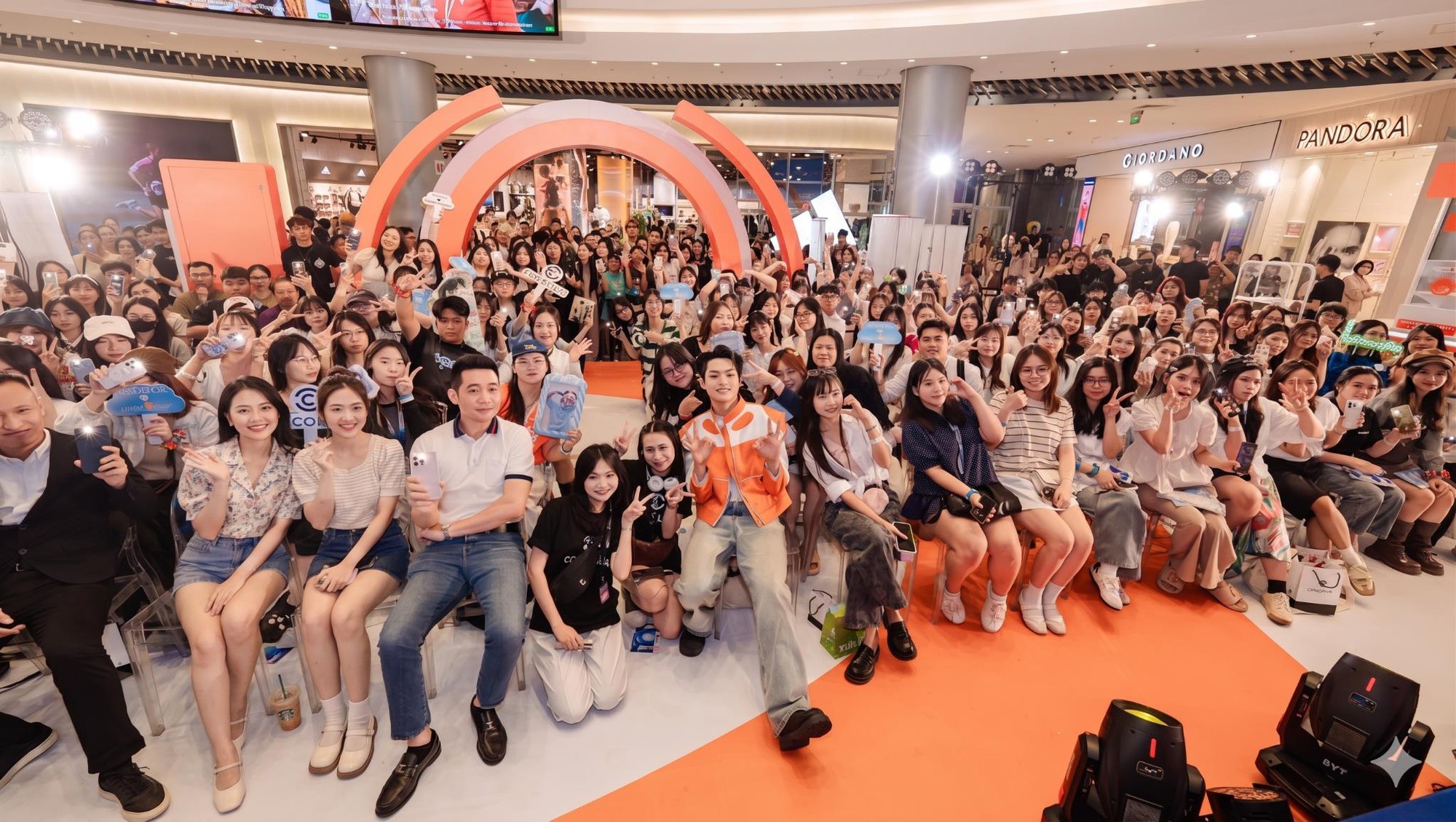 AEON Mall Long Bi&ecirc;n &ldquo;vỡ trận&rdquo;: B&ugrave;i Trường Linh khiến fan h&aacute;t kh&ocirc;ng nghỉ tại event COCOLUX x La Roche-Posay- Ảnh 3.