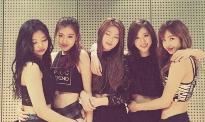 Phẫn nộ cảnh "th&agrave;nh vi&ecirc;n hụt" BLACKPINK bị quấy rối ngay giữa sự kiện- Ảnh 4.
