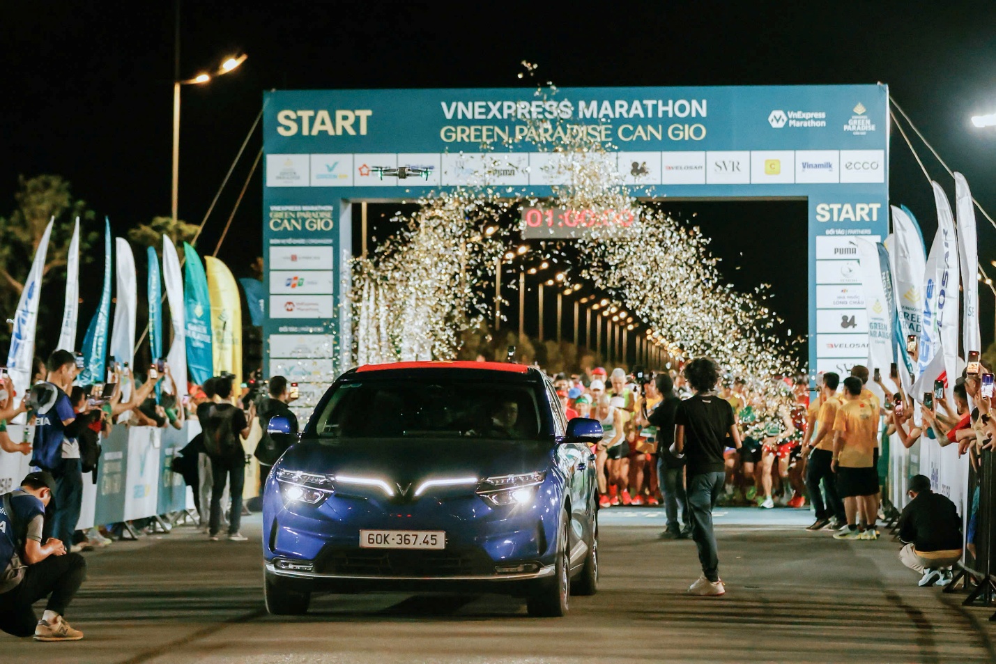 Những khoảnh khắc đ&aacute;ng nhớ của xe điện VinFast tại giải chạy VnExpress Marathon Green Paradise Cần Giờ 2026 - Ảnh 8.