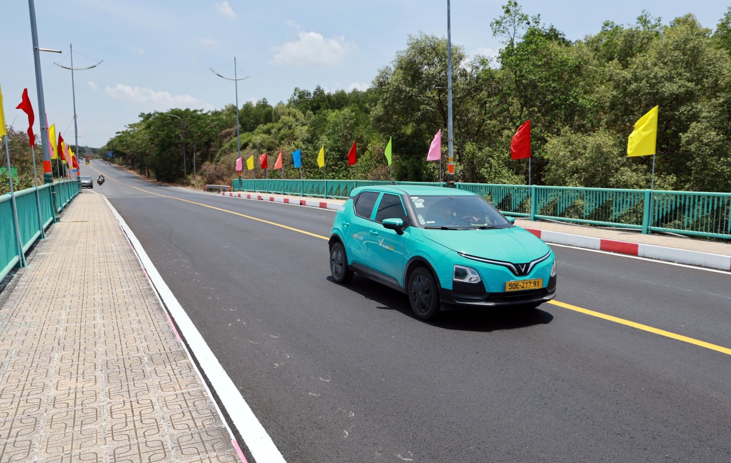 Những khoảnh khắc đ&aacute;ng nhớ của xe điện VinFast tại giải chạy VnExpress Marathon Green Paradise Cần Giờ 2026 - Ảnh 9.