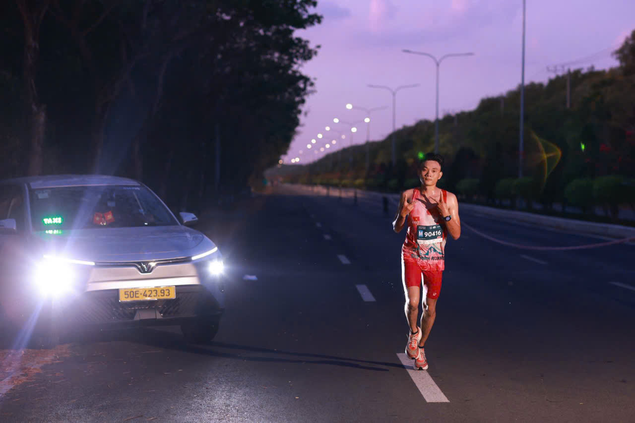 Những khoảnh khắc đ&aacute;ng nhớ của xe điện VinFast tại giải chạy VnExpress Marathon Green Paradise Cần Giờ 2026 - Ảnh 10.
