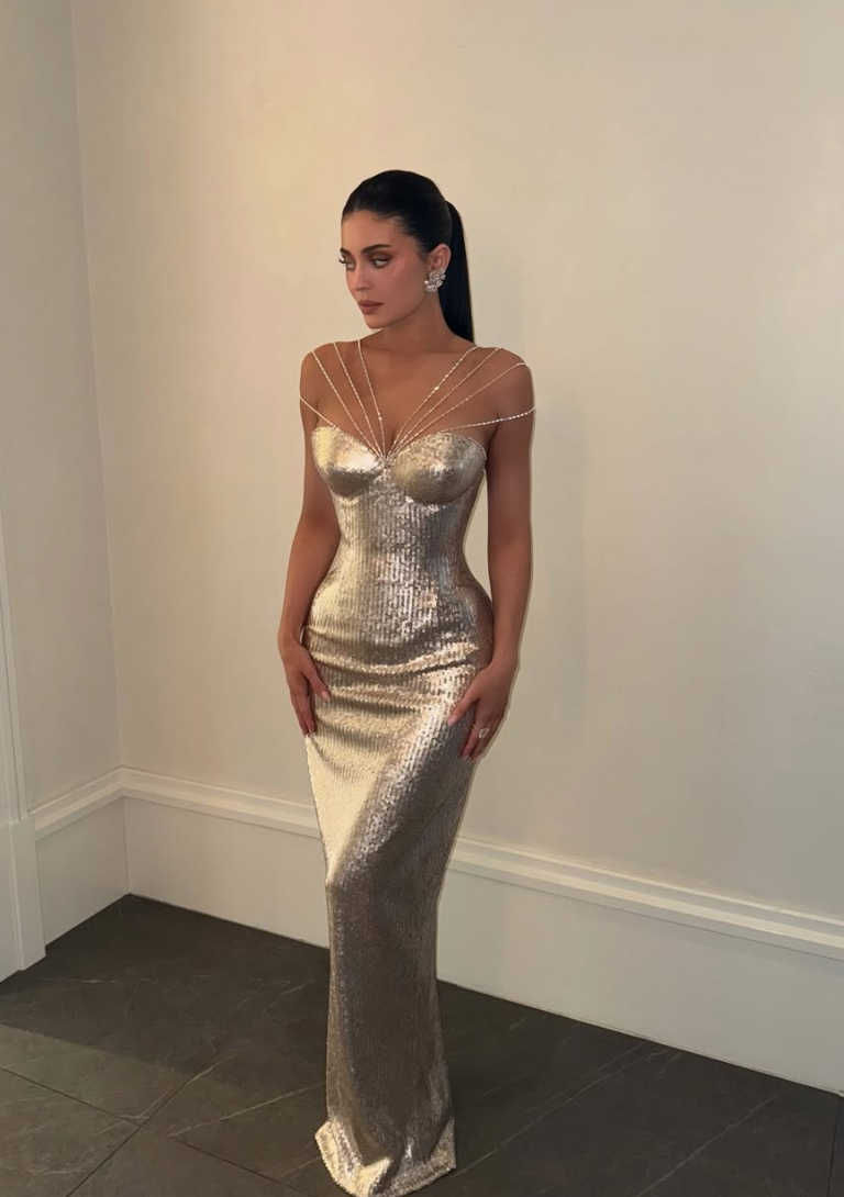 Ai cũng đang mặc v&aacute;y của brand n&agrave;y: Kylie Jenner, Hailey Bieber đều nhiệt t&igrave;nh lăng x&ecirc;- Ảnh 12.