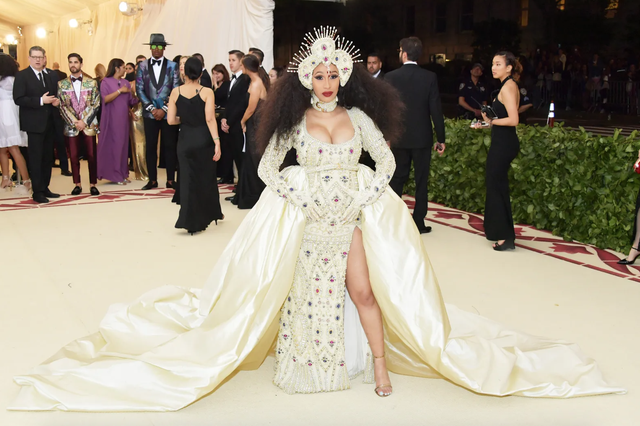 Nh&igrave;n lại Met Gala 2018: Một m&ugrave;a đẹp "nao l&ograve;ng" đến mức &aacute;p lực cho hiện tại- Ảnh 6.