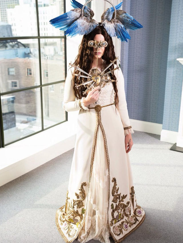 Nh&igrave;n lại Met Gala 2018: Một m&ugrave;a đẹp "nao l&ograve;ng" đến mức &aacute;p lực cho hiện tại- Ảnh 7.