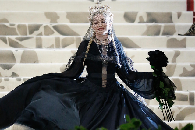 Nh&igrave;n lại Met Gala 2018: Một m&ugrave;a đẹp "nao l&ograve;ng" đến mức &aacute;p lực cho hiện tại- Ảnh 8.
