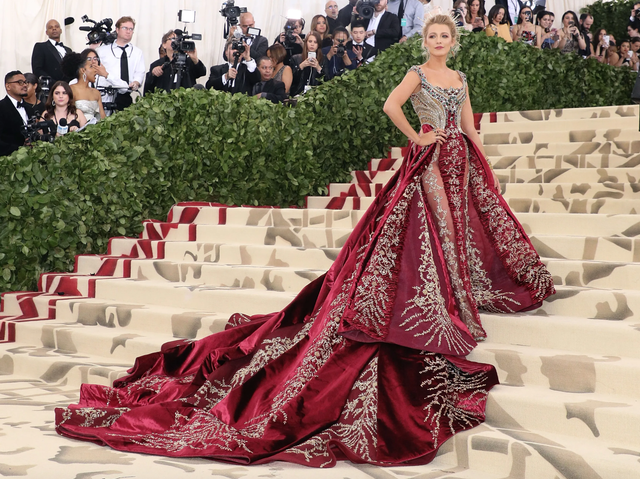 Nh&igrave;n lại Met Gala 2018: Một m&ugrave;a đẹp "nao l&ograve;ng" đến mức &aacute;p lực cho hiện tại- Ảnh 9.