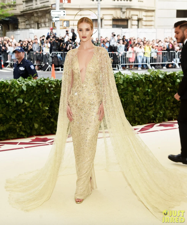 Nh&igrave;n lại Met Gala 2018: Một m&ugrave;a đẹp "nao l&ograve;ng" đến mức &aacute;p lực cho hiện tại- Ảnh 15.