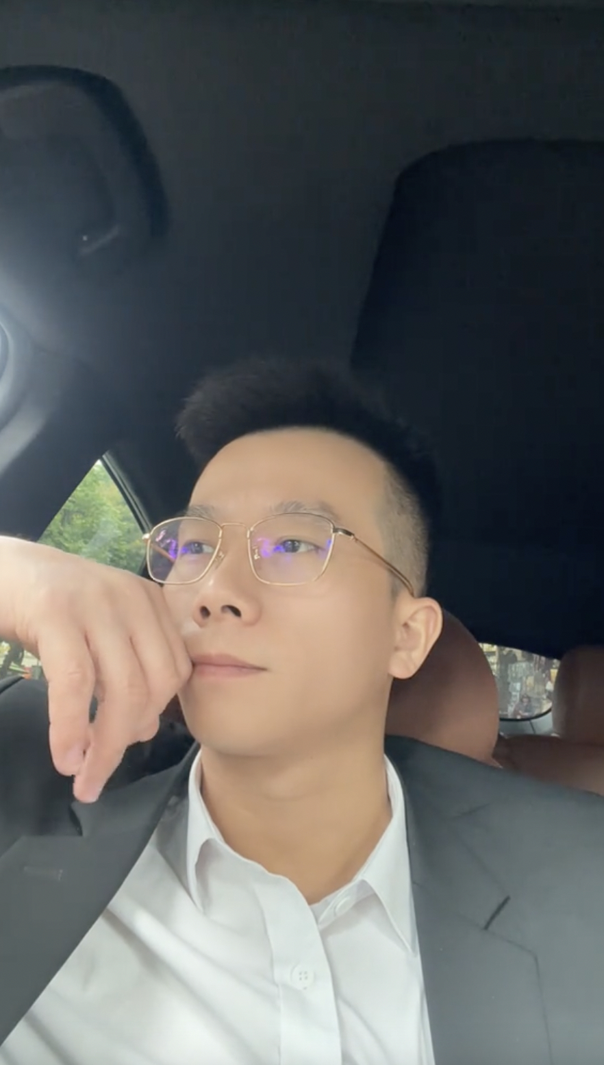 T&agrave;i xế taxi ở H&agrave; Nội l&ecirc;n b&aacute;o H&agrave;n: L&yacute; do phải đưa con g&aacute;i 5 tuổi đi l&agrave;m c&ugrave;ng v&agrave; gia cảnh ph&iacute;a sau- Ảnh 1.