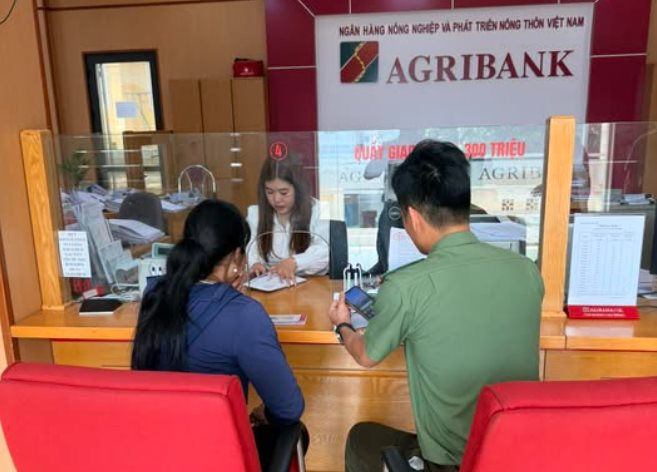 Người phụ nữ SN 1991 đến chi nh&aacute;nh ng&acirc;n h&agrave;ng Agribank r&uacute;t 26 triệu đồng, giao dịch vi&ecirc;n đang l&agrave;m thủ tục phải vội b&aacute;o c&ocirc;ng an- Ảnh 1.