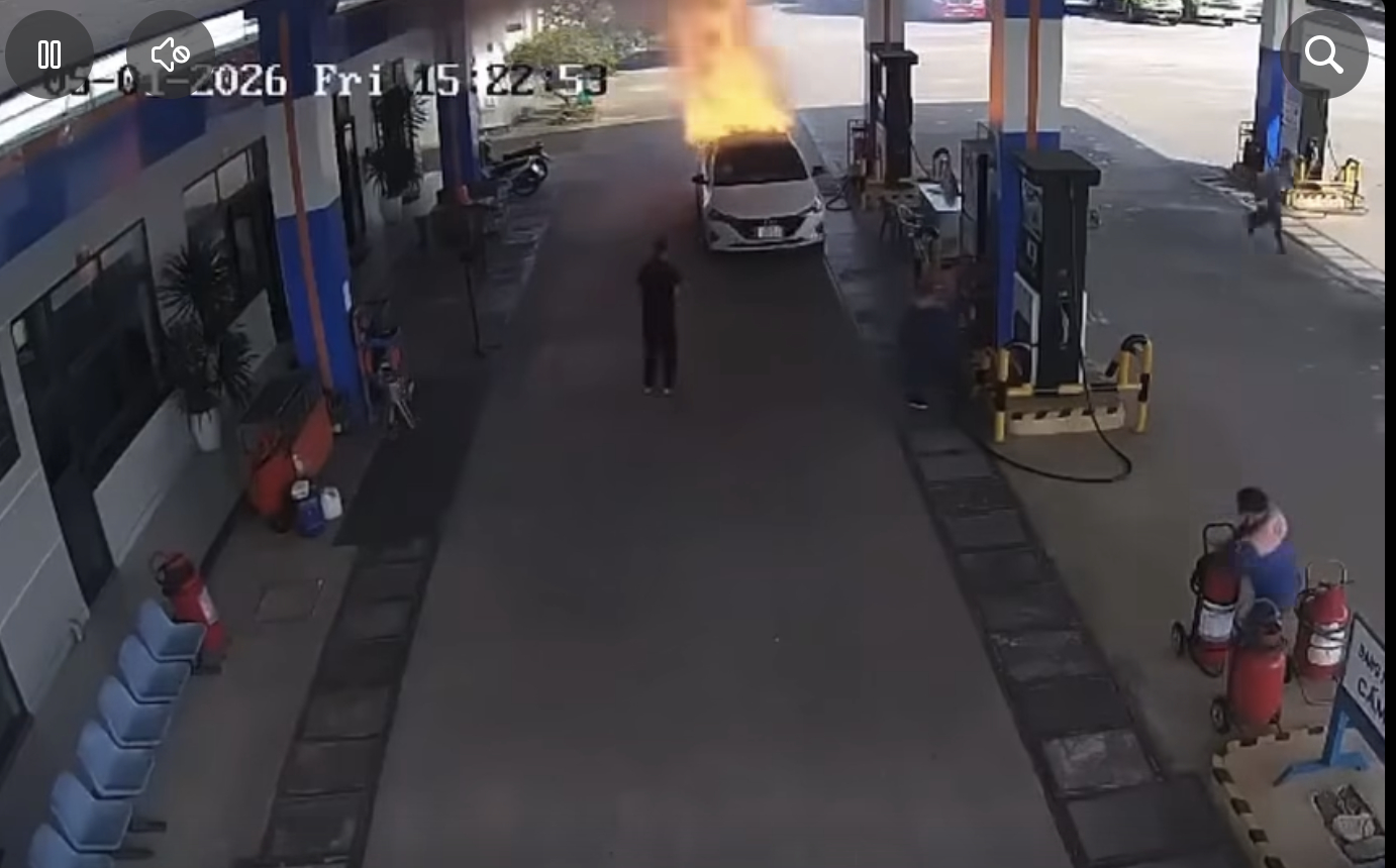 Vụ &ocirc; t&ocirc; ch&aacute;y ở c&acirc;y xăng khiến 2 thiếu ni&ecirc;n tử vong: X&oacute;t xa người mẹ g&agrave;o kh&oacute;c "cứu gi&ugrave;m con t&ocirc;i với"- Ảnh 1.