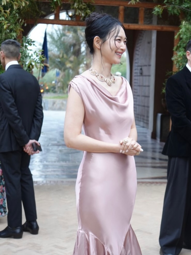 Shin Min Ah h&oacute;a &ldquo;nữ thần gi&aacute;ng thế&rdquo; ở sự kiện cao cấp tại Maroc: Khoe body bốc lửa xứng đ&aacute;ng phong thần, nh&igrave;n xuống h&ocirc;ng quả t&aacute;o m&agrave; sốc- Ảnh 1.