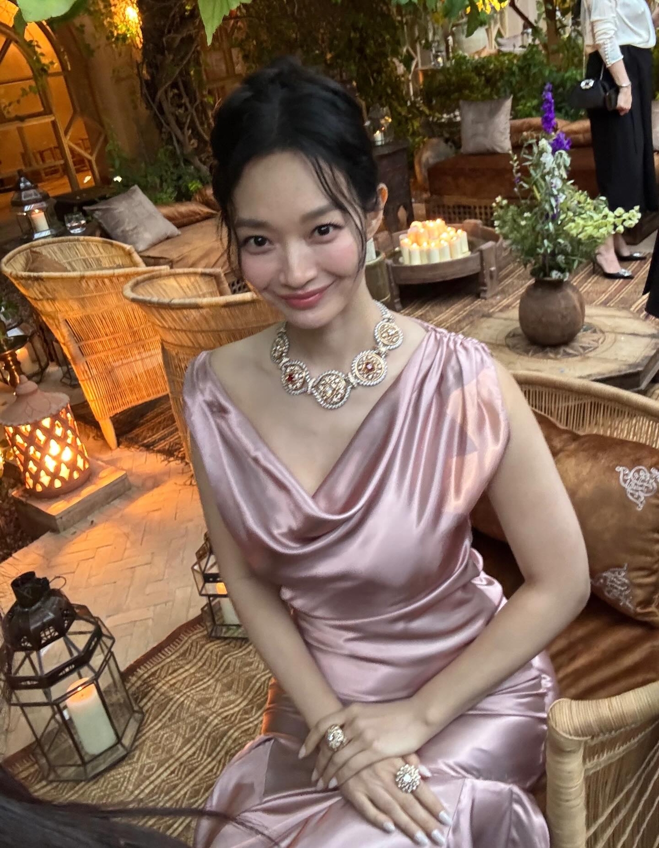 Shin Min Ah h&oacute;a &ldquo;nữ thần gi&aacute;ng thế&rdquo; ở sự kiện cao cấp tại Maroc: Khoe body bốc lửa xứng đ&aacute;ng phong thần, nh&igrave;n xuống h&ocirc;ng quả t&aacute;o m&agrave; sốc- Ảnh 2.