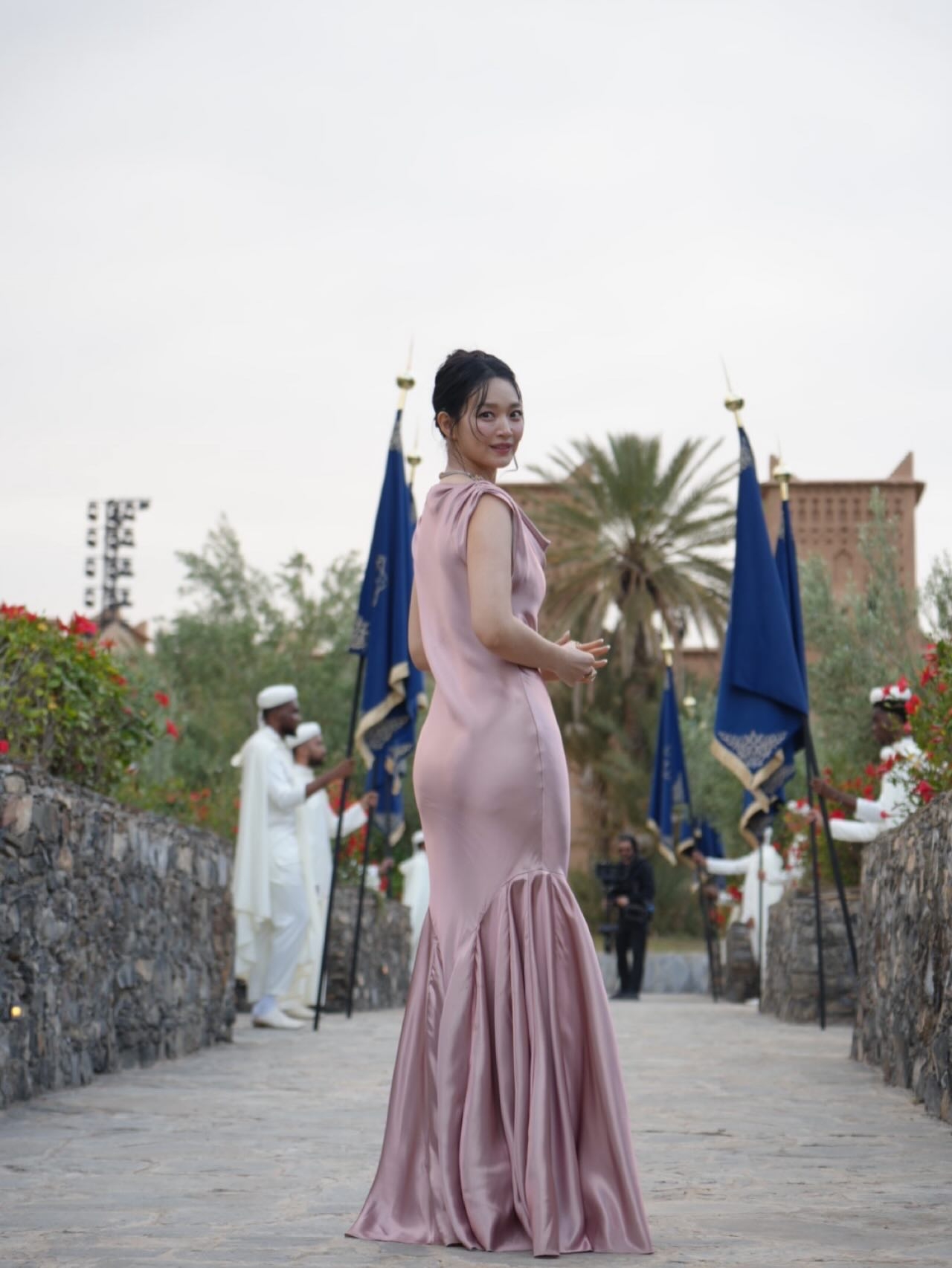 Shin Min Ah h&oacute;a &ldquo;nữ thần gi&aacute;ng thế&rdquo; ở sự kiện cao cấp tại Maroc: Khoe body bốc lửa xứng đ&aacute;ng phong thần, nh&igrave;n xuống h&ocirc;ng quả t&aacute;o m&agrave; sốc- Ảnh 4.