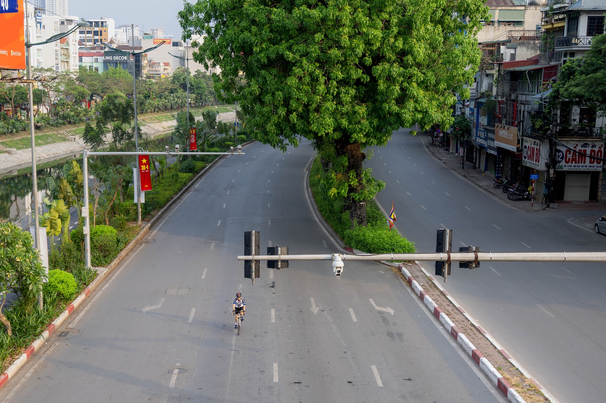 Cảnh hiếm gặp ở H&agrave; Nội: Đường rộng th&ecirc;nh thang trong giờ cao điểm 1/5- Ảnh 2.