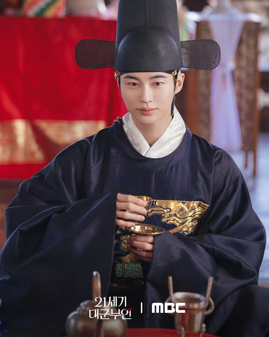 Perfect Crown tập 7: IU bị đầu độc, Byeon Woo Seok chống lại cả thế giới để bảo vệ vợ y&ecirc;u- Ảnh 9.