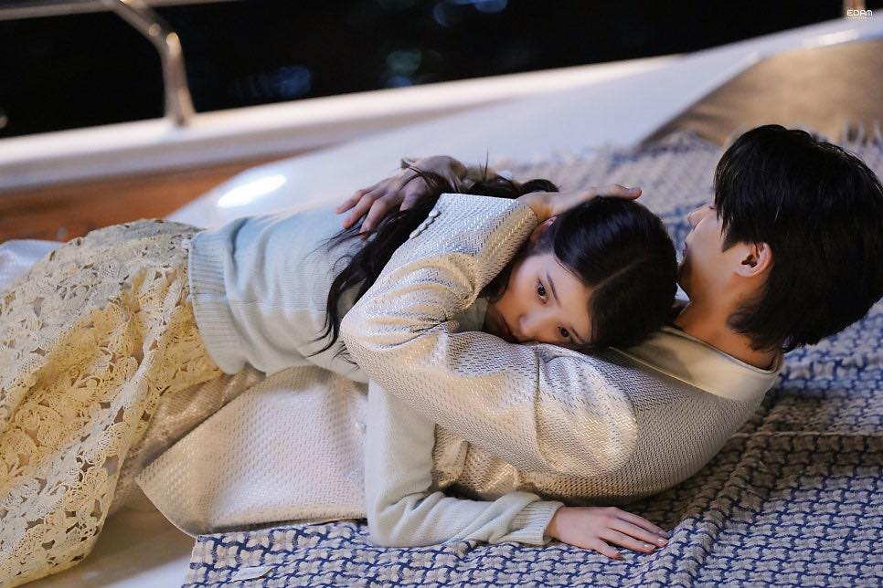 Perfect Crown tập 7: IU bị đầu độc, Byeon Woo Seok chống lại cả thế giới để bảo vệ vợ y&ecirc;u- Ảnh 2.