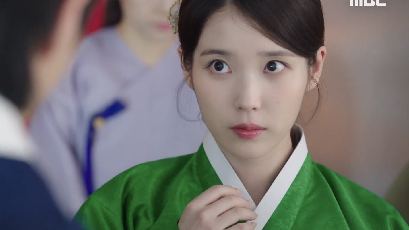 Perfect Crown tập 7: IU bị đầu độc, Byeon Woo Seok chống lại cả thế giới để bảo vệ vợ y&ecirc;u- Ảnh 3.