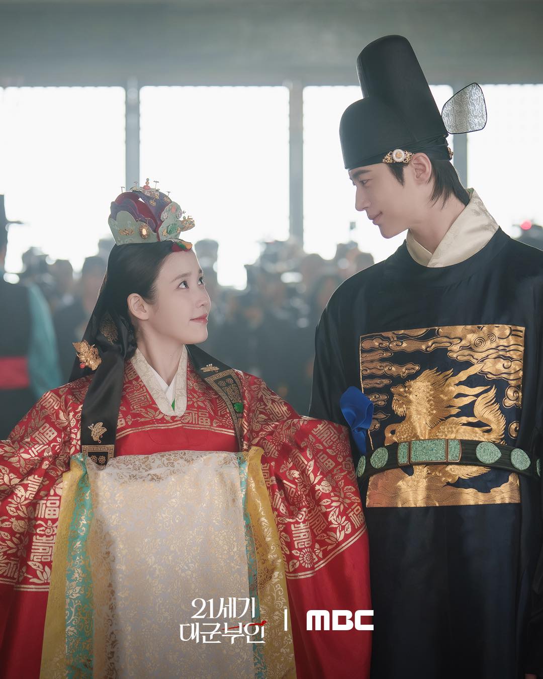 Perfect Crown tập 7: IU bị đầu độc, Byeon Woo Seok chống lại cả thế giới để bảo vệ vợ y&ecirc;u- Ảnh 4.