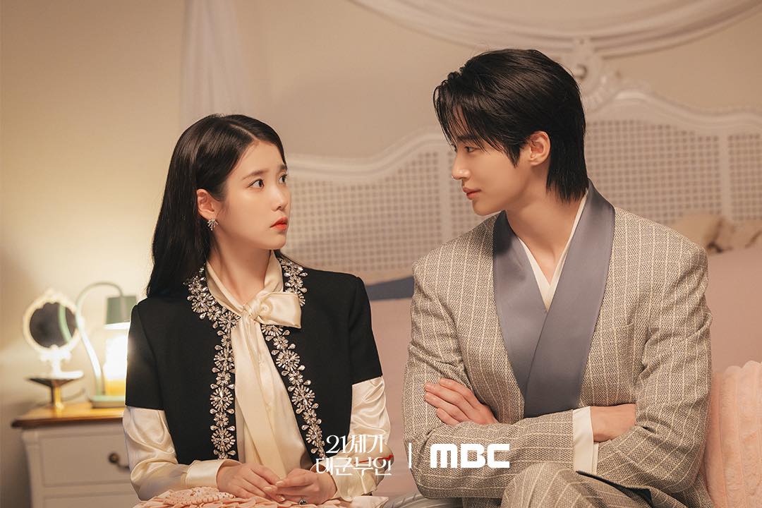 Perfect Crown tập 7: IU bị đầu độc, Byeon Woo Seok chống lại cả thế giới để bảo vệ vợ y&ecirc;u- Ảnh 10.