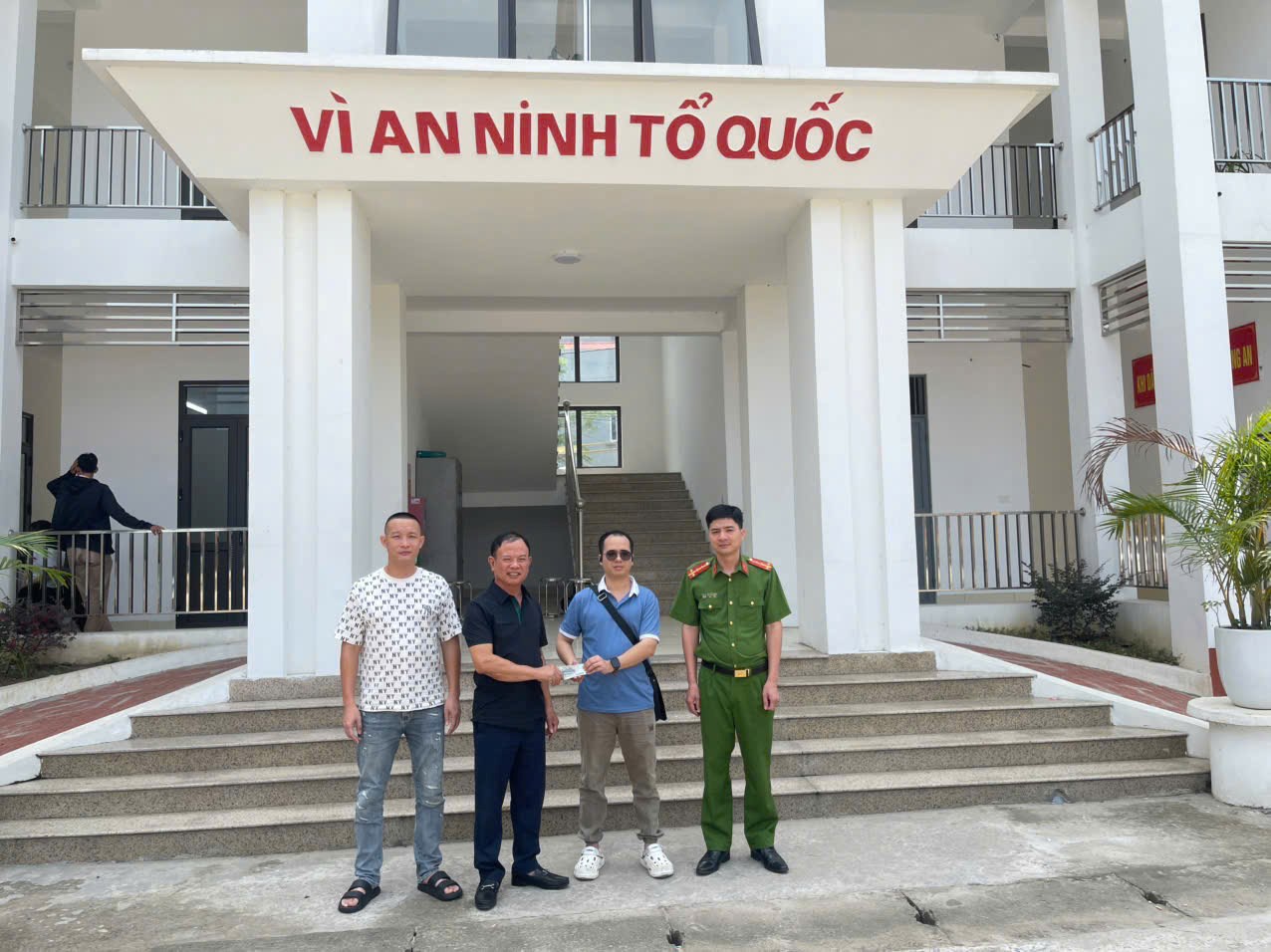 Người đ&agrave;n &ocirc;ng SN 1987 chuyển khoản th&agrave;nh c&ocirc;ng 250 triệu đồng, b&ecirc;n nhận tiền kiểm tra t&agrave;i khoản sau đ&oacute; lập tức tr&igrave;nh b&aacute;o c&ocirc;ng an- Ảnh 1.