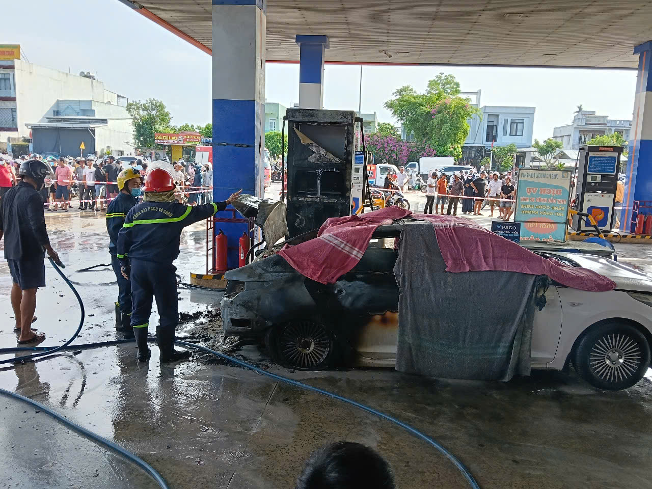 Hiện trường &ocirc; t&ocirc; bốc ch&aacute;y tại c&acirc;y xăng khiến 2 thiếu ni&ecirc;n tử vong- Ảnh 6.