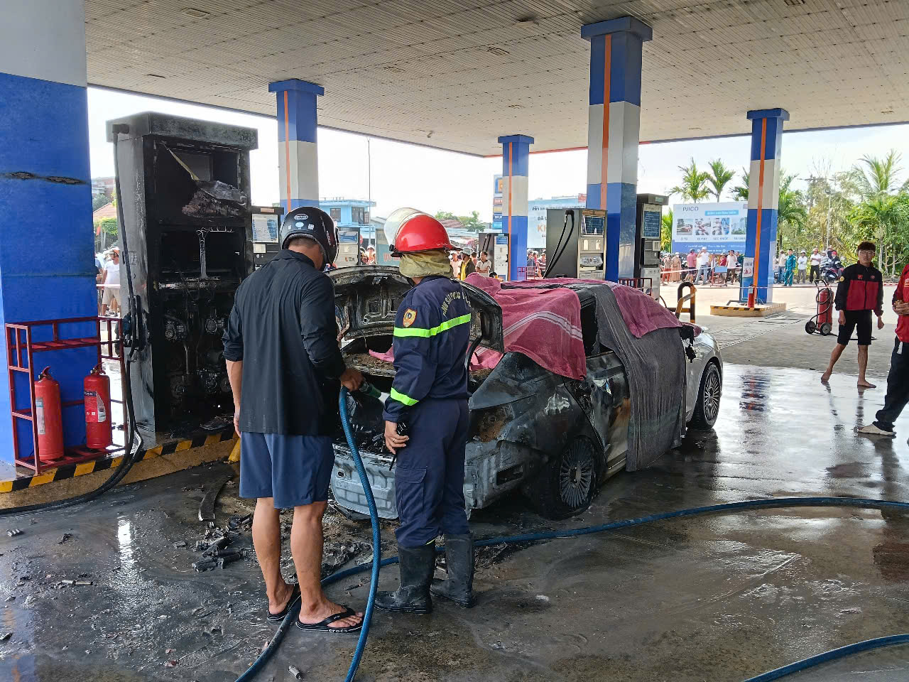 Hiện trường &ocirc; t&ocirc; bốc ch&aacute;y tại c&acirc;y xăng khiến 2 thiếu ni&ecirc;n tử vong- Ảnh 3.