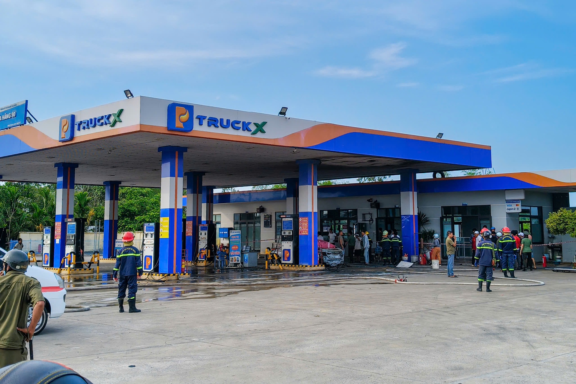 N&Oacute;NG: &Ocirc; t&ocirc; con bốc ch&aacute;y dữ dội tại c&acirc;y xăng, 2 người ngồi trong xe tử vong- Ảnh 2.