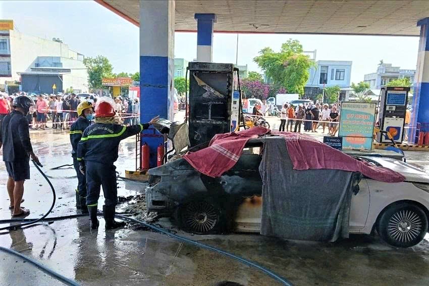 N&Oacute;NG: &Ocirc; t&ocirc; con bốc ch&aacute;y dữ dội tại c&acirc;y xăng, 2 người ngồi trong xe tử vong- Ảnh 1.