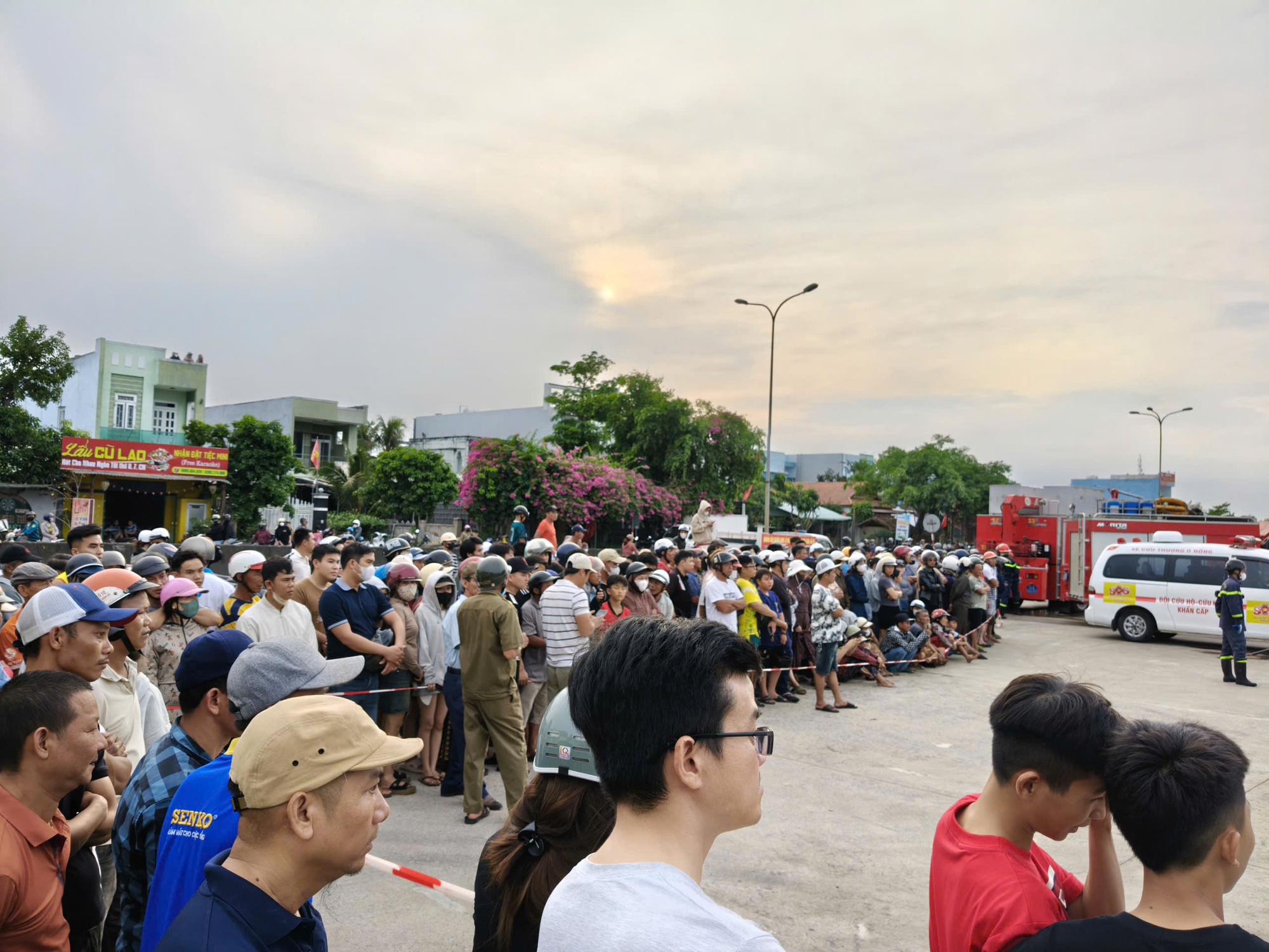 Hiện trường &ocirc; t&ocirc; bốc ch&aacute;y tại c&acirc;y xăng khiến 2 thiếu ni&ecirc;n tử vong- Ảnh 4.