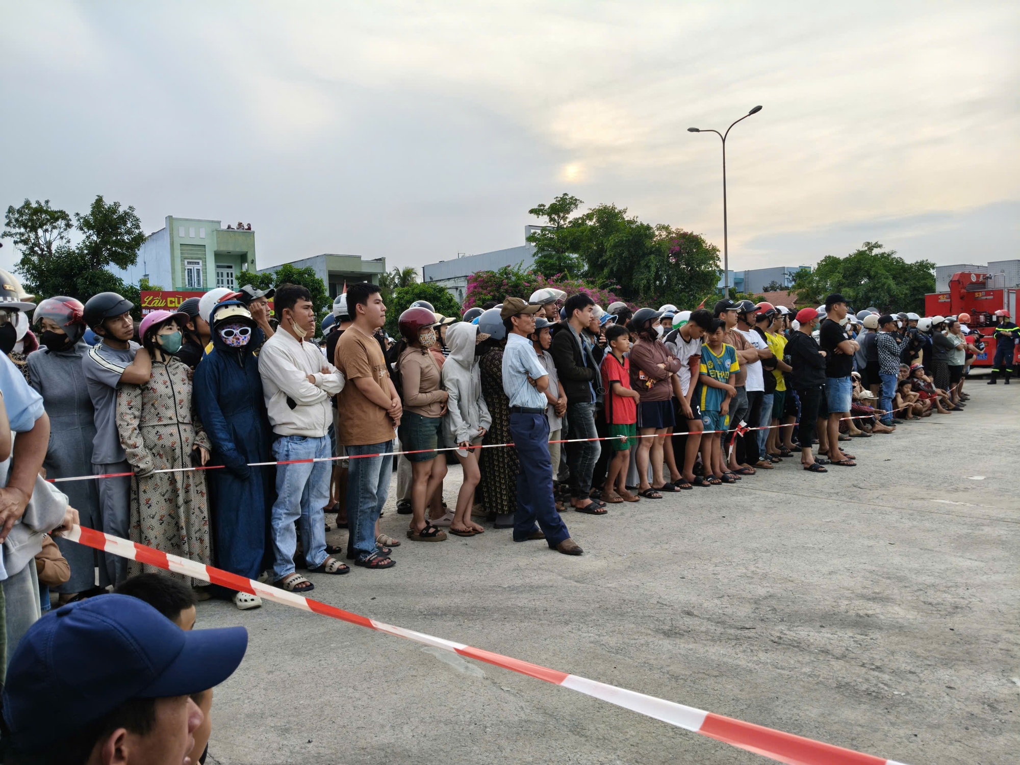 Hiện trường &ocirc; t&ocirc; bốc ch&aacute;y tại c&acirc;y xăng khiến 2 thiếu ni&ecirc;n tử vong- Ảnh 9.