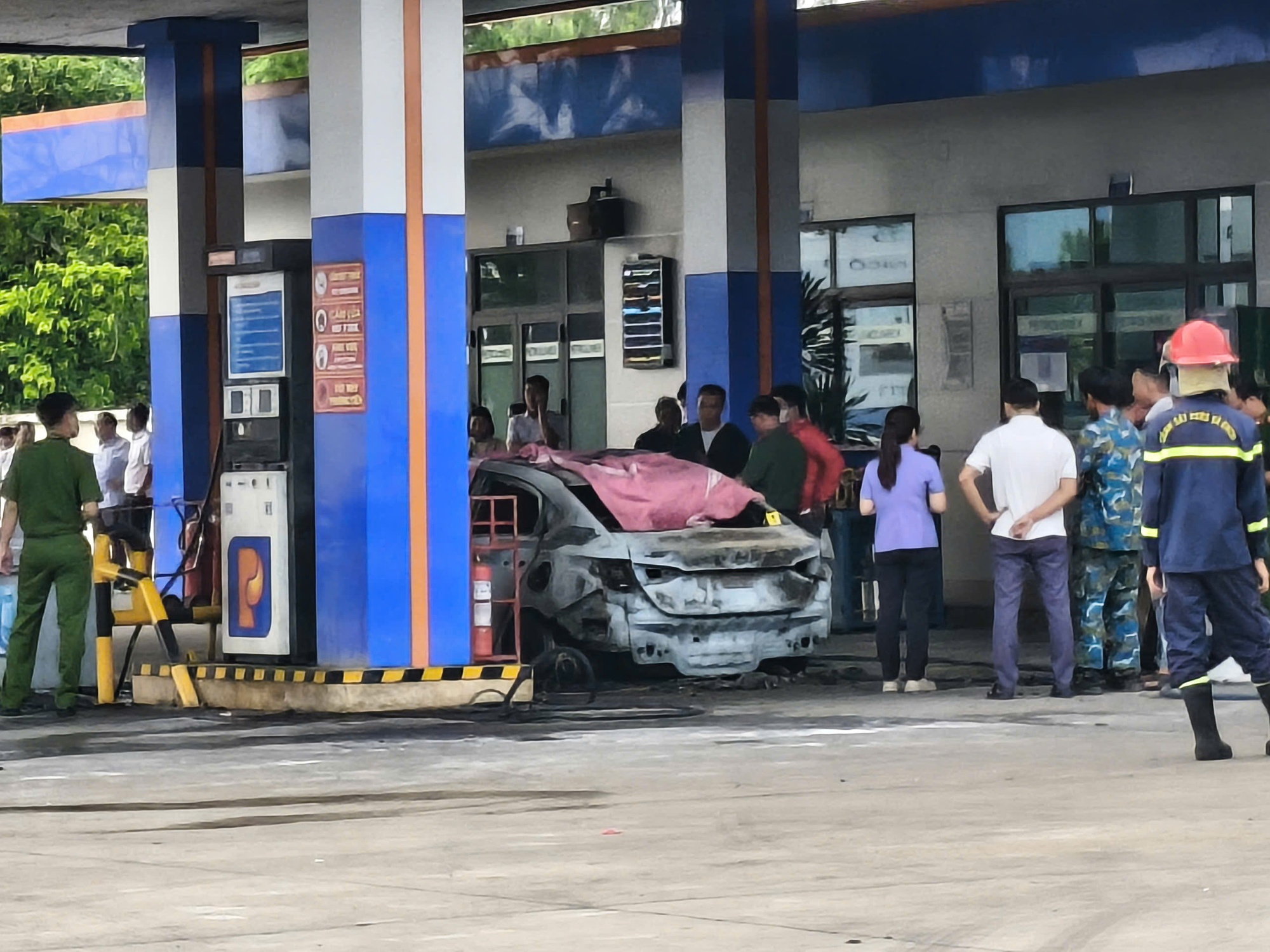 Hiện trường &ocirc; t&ocirc; bốc ch&aacute;y tại c&acirc;y xăng khiến 2 thiếu ni&ecirc;n tử vong- Ảnh 2.