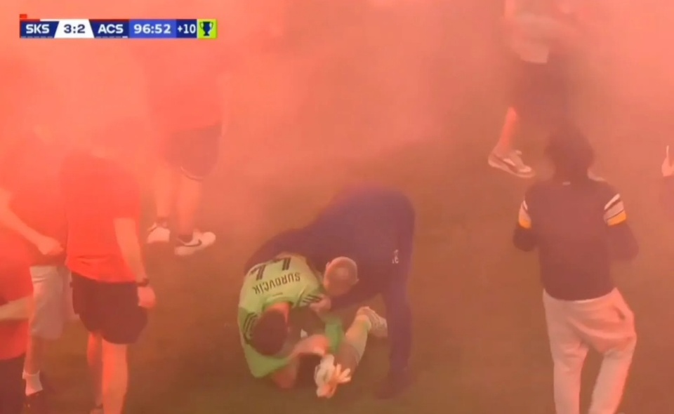 Kinh ho&agrave;ng cảnh hỗn loạn trận derby: H&agrave;ng trăm CĐV lao xuống s&acirc;n n&eacute;m ph&aacute;o s&aacute;ng m&ugrave; mịt, một thủ m&ocirc;n bị tấn c&ocirc;ng - Ảnh 4.