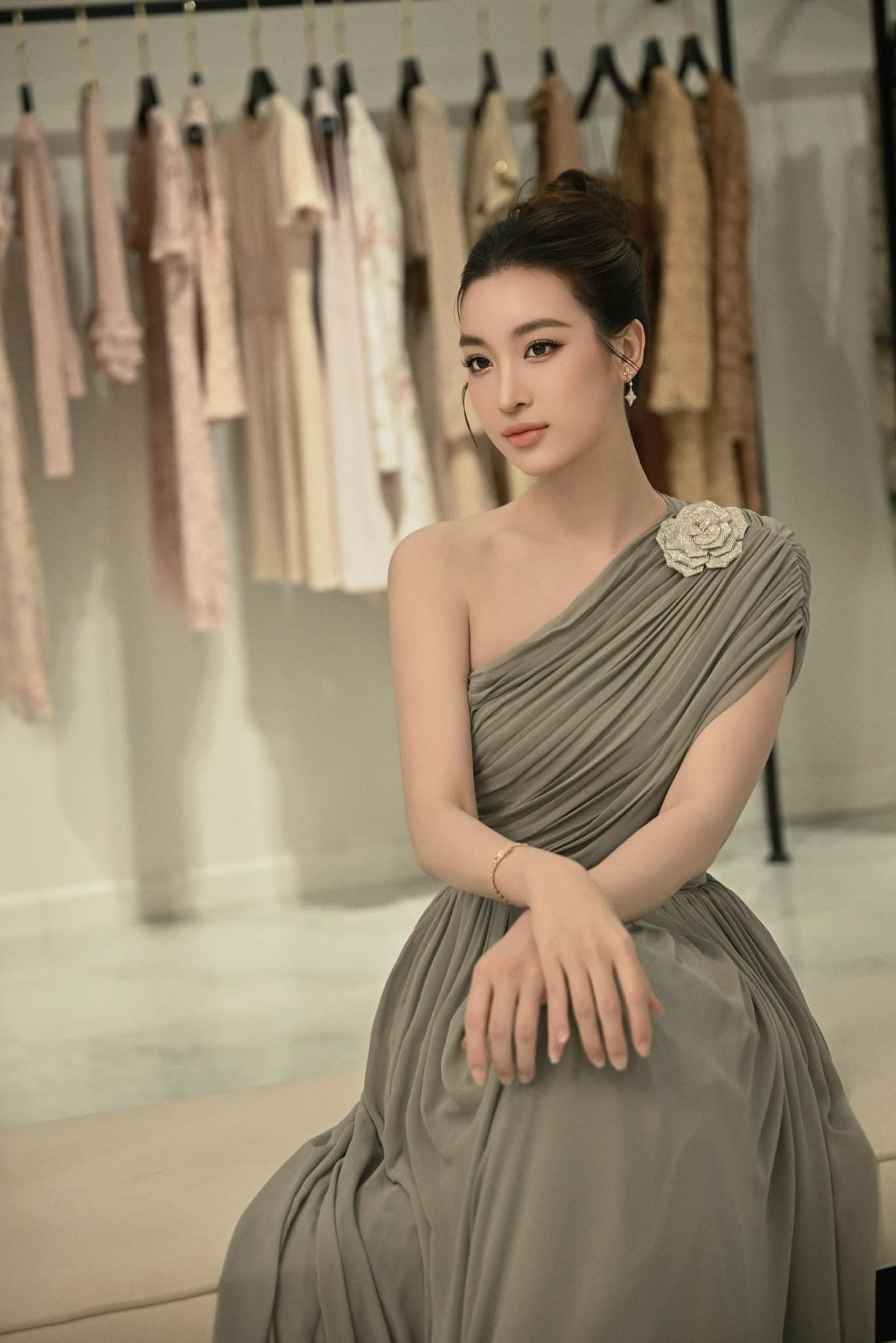 Hoa hậu Việt Nam l&agrave;m một việc giữa tin đồn đ&atilde; sinh con thứ 2 cho chồng Chủ tịch- Ảnh 1.
